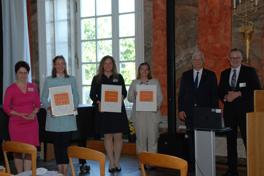 Preisträgerinnen des Geno-Wissenschaftspreises 2022 mit Justizministerin Marion Gentges MdL an der Uni Hohenheim