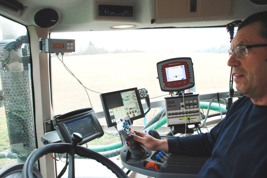 Landwirt auf Traktor unterwegs