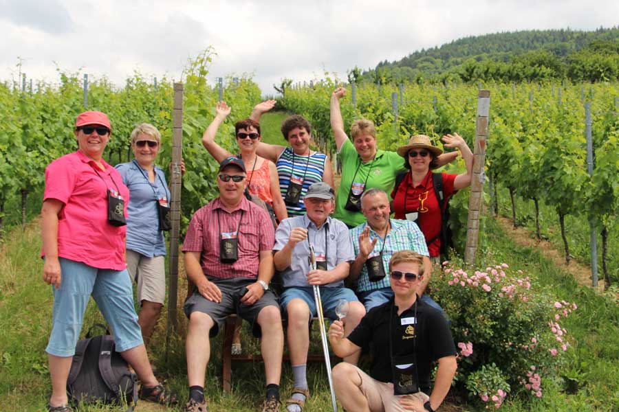 Wanderung mit Interessierten durch den Weinberg, Jungwinzer Andreas Huber (u. r.) erklärt Wissenswertes rund um die Reben.