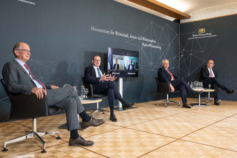 BWHT-Präsident Rainer Reichhold, BWGV-Präsident Dr. Roman Glaser, SVBW-Präsident Peter Schneider und Bankenverbandsvorstand Andreas Torner im Gespräch mit Michael Hager, Kabinettschef des Exekutivpräsidenten Vladis Dombrovskis der Europäischen Kommission. 