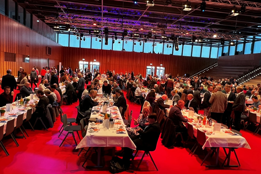 VR-Agrartag Künzelsau - Teilnehmende an langen Tischen in Festhalle