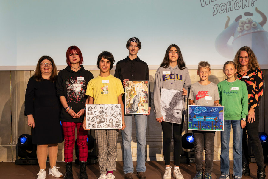 die sieben Bundessieger des Internationalen Jugendwettbewerbs "jugend creativ" 2022 aus Baden-Württemberg