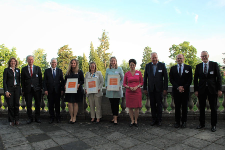 Verleihung des Geno-Wissenschaftspreises 2022 an der Uni Hohenheim - Gruppenbild mit Justizministerin Marion Gentges MdL