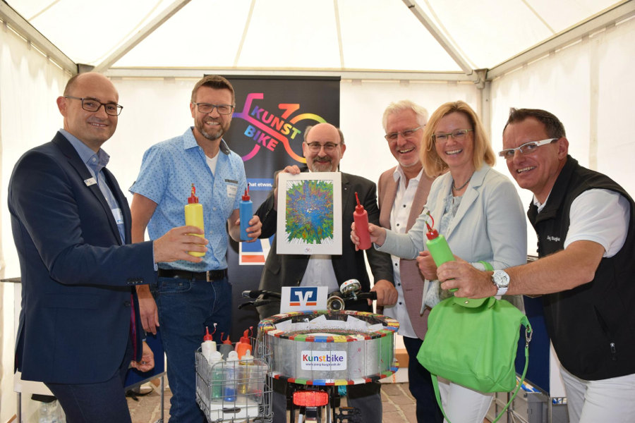 Genossenschaftstag 2018 in Aalen - Menschen gestalten ein Bild mit dem Kunstbike