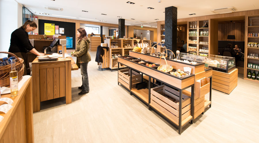 In Matrei, Osttirol, werden im Talmarkt Produkte aus der Region verkauft – in den Räumen der örtlichen Raiffeisenbank.