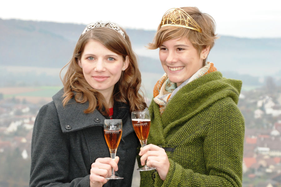 Zwei Hoheiten hoch über der Enz bei Roßwag: Josefine Schlumberger, Deutsche Weinkönigin (rechts), und Württembergs neue Weinkönigin Mara Walz. 