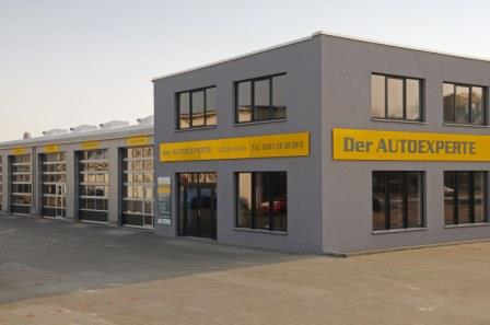 „Der Autoexperte“: Ein Genossenschaftsmitglied betreibt seine Werkstatt in Rostock.