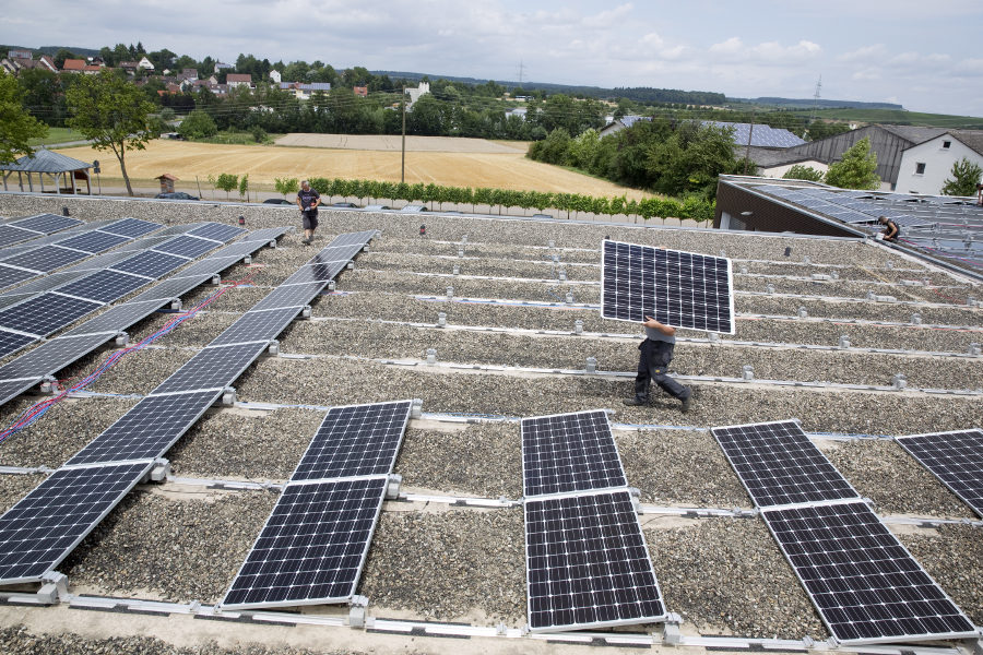Auf dem Flachdach des Betriebsgebäudes der Weingärtnergenossenschaft Cleebronn-Güglingen wird eine Solaranlage installiert.