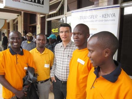 Sun-Connect-Vorstand Dr. Harald Schützeichel (Mitte) mit Mitarbeitern des kenianischen Partnerunternehmens. 