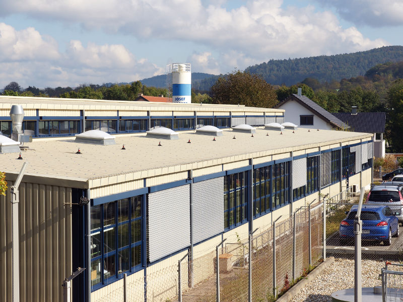 1. Im November 2009 hat die Energiegemeinschaft Weissacher Tal eG 100 Kilowatt Nennleistung auf dem Dach des Verpackungsmaschinenherstellers Harro Höfliger in der Nachbargemeinde Allmersbach im Tal installiert.