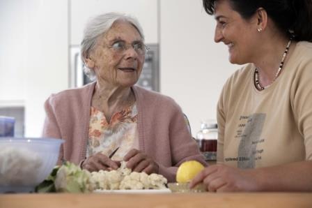 Die Pflege findet im Rahmen von Wohngemeinschaften statt und wird ergänzt durch Alltagsbegleiter.