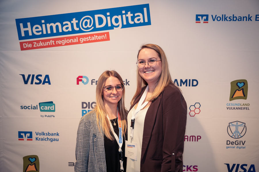 Sarina Ebelle (links) und Anna-Lena Zink, beide Volksbank Kraichgau eG, gaben Einblick in ihre tägliche Arbeit in den sozialen Netzwerken.