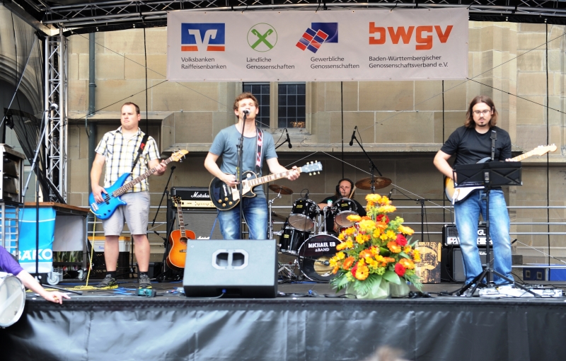 Michael Eb und Band sorgten am Genossenschaftstag für musikalische Unterhaltung .