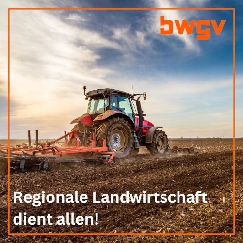 Regionale Landwirtschaft dient allen! Traktor mit Egge auf Feld