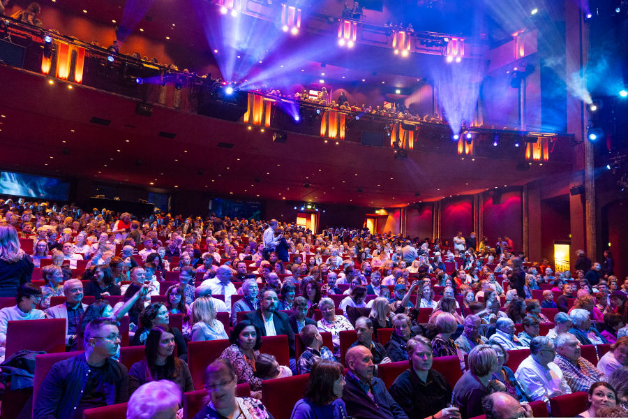 Volle Ränge im Stage Palladium Theater Stuttgart bei VR-Kultur (Musical Tarzan)