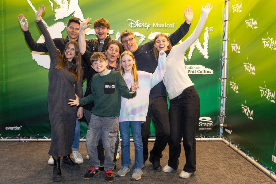 Gut gelaunte Besucher des Disney-Musicals Tarzan