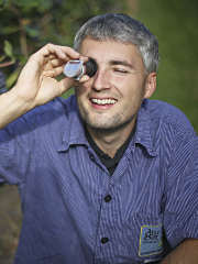 Kellermeister Michael Huber von der Alde Gott Winzer eG ermittelt den Zuckergehalt der Beere mittels Refraktometer.