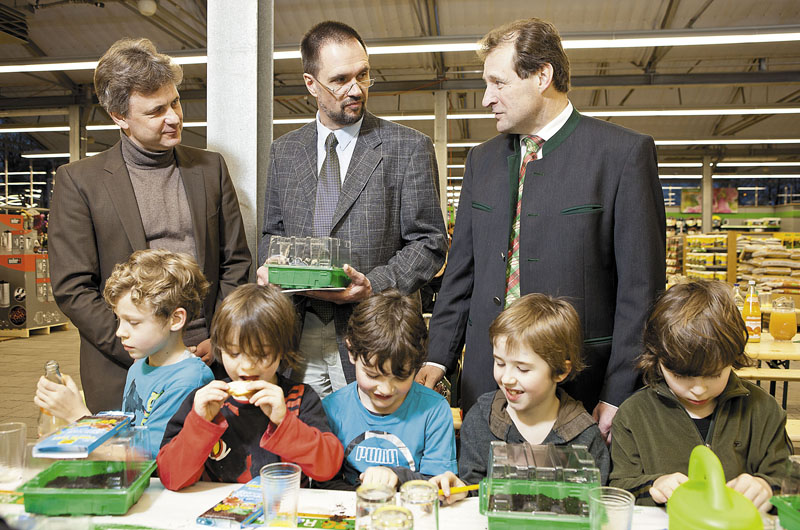 Kinder der Marylandschule in Karlsruhe mit Dr. Frank Mentrup, Dr. Karlheinz Köhler, Dr. Ewald Glaser (hintere Reihe v.l.n.r.) im ZG Raiffeisen Markt in Karlsruhe
