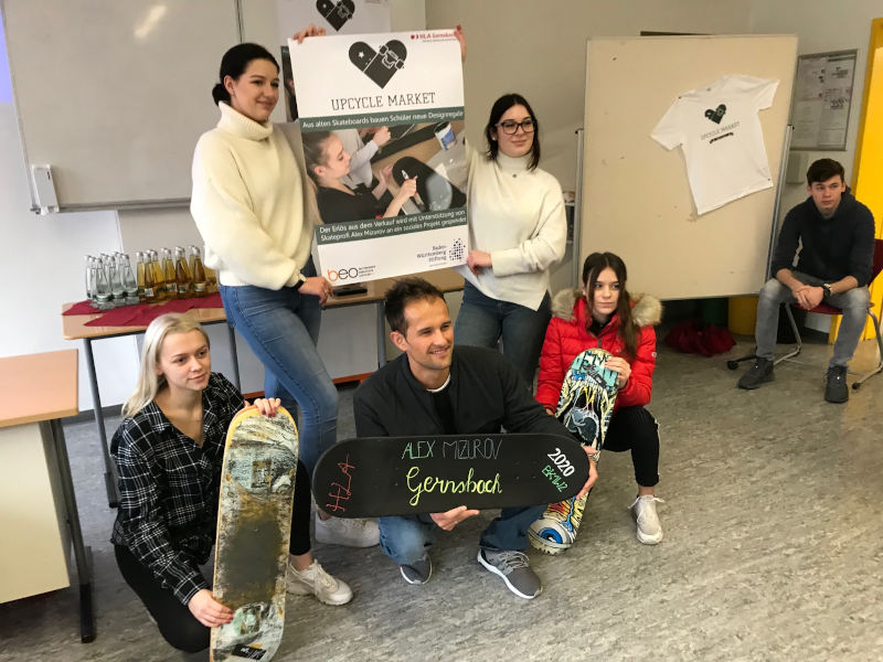 Schüler der Eventure eSG mit Proﬁ-Skateboarder