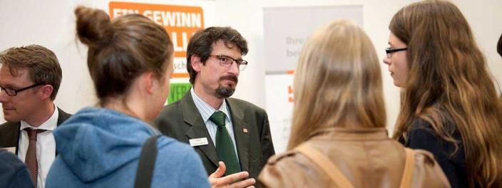 Pascal Mascré, Personalreferent des BWGV, im Gespräch mit Studierenden.