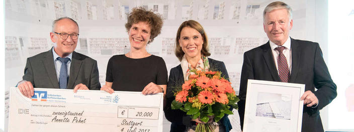 Annette Pehnt freut sich über den Kulturpreis. V.l.n.r. Gerhard Schorr, Annette Pehnt, Petra Olschowski, Christoph Dahl. 