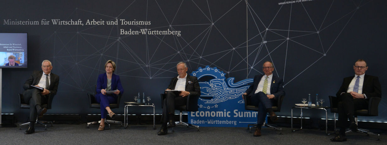 Wirtschaftsministerin Hoffmeister-Kraut, BWGV-Präsident Dr. Glaser, Sparkassenpräsident Dr. Schneider, Handwerkspräsident Reichhold beim Wirtschaftsgipfel BW-EU 2022