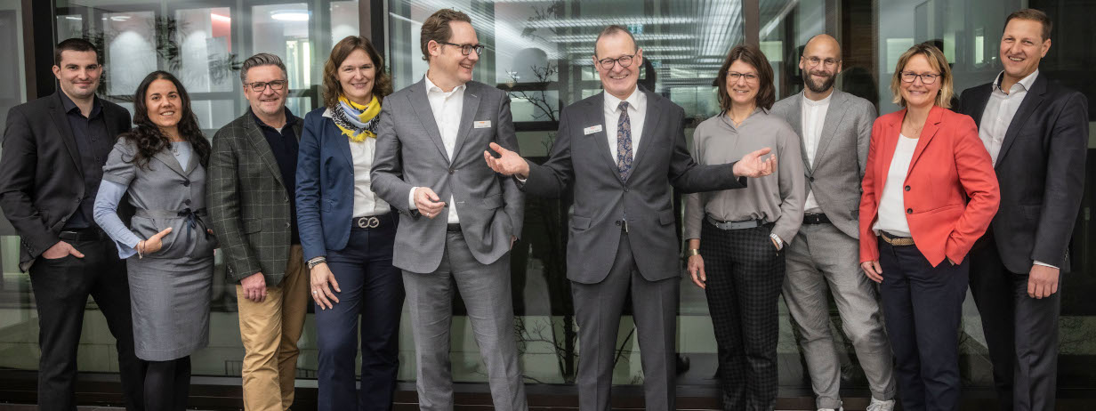 Gut gelaunte BWGV-Mitarbeitende um die beiden Vorstände lächeln in die Kamera.