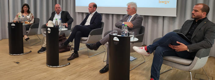 Diskussionsveranstaltung "Politik trifft landwirtschaftliche Praxis": Dr. Teresa Walter, BWGV, Martin Hahn MdL, Fraktion GRÜNE, Georg Heitlinger MdL, FDP/DVP-Fraktion, Klaus Burger MdL, CDU-Fraktion, Jan-Peter Röderer MdL, SPD-Fraktion