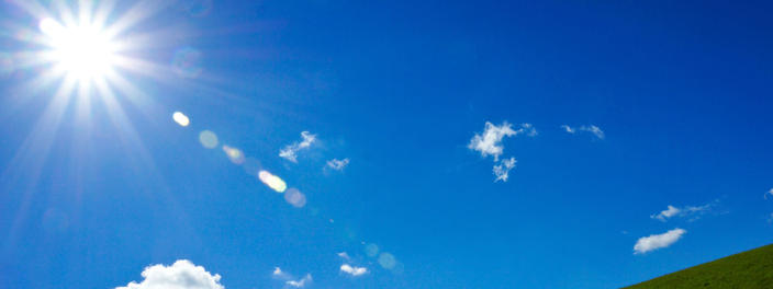 Blauer Himmel mit gleißendem Sonnenlicht