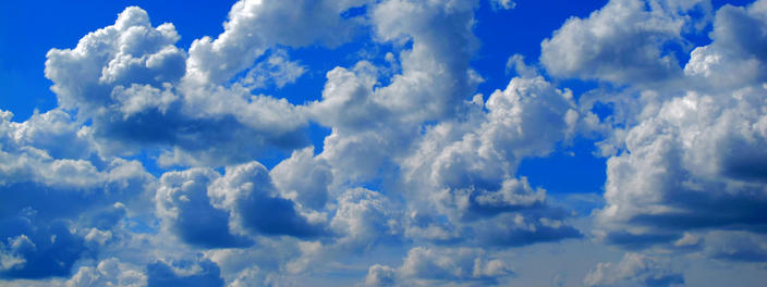 Blauer Himmel mit Wolken