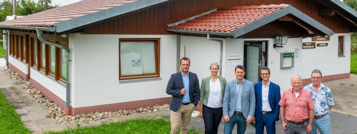 Personen vor einem Haus