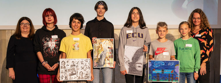 Die sieben Bundessieger des Internationalen Jugendwettbewerbs "jugend creativ" 2022 aus Baden-Württemberg