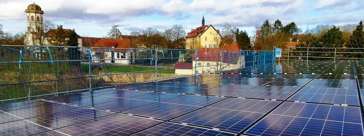 Fotovoltaikanlage vor Stadtsilhouette
