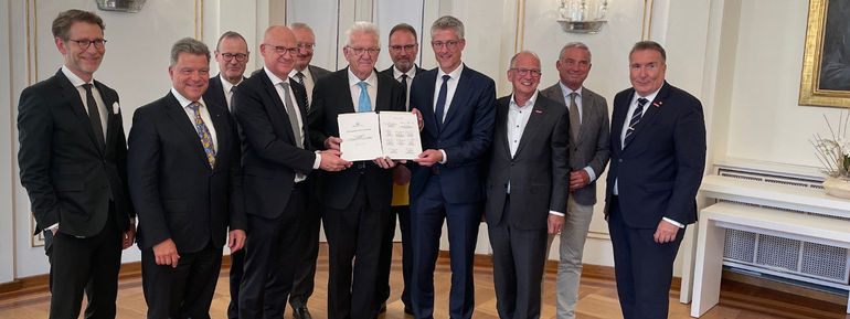 Die Unterzeichner der Entlastungsallianz für Baden-Württemberg, in der Mitte Ministerpräsident Winfried Kretschmann