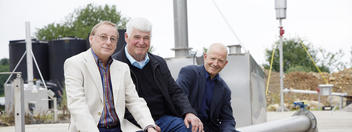 Die Macher des Projekts Genossenschaft auf der Fernwärme-Pipeline (von links nach rechts) Gerhard Braun, Theo Heckmann und Hans Dennig. 