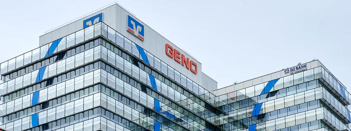 Fassade des GENO-Hauses in Stuttgart mit Schriftzug "GENO"