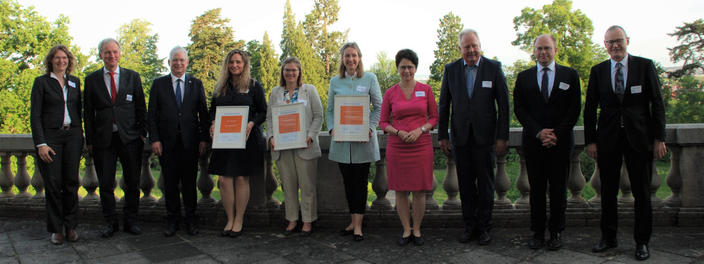 Übergabe des GENO-Wissenschaftspreises 2022 an der Universität Hohenheim - Gruppenfoto mit den Preisträgerinnen und MInisterin Marion Gentges MdL