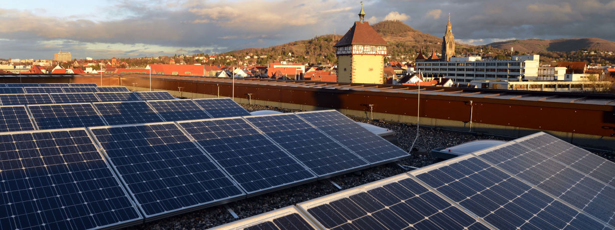 Photovoltaianlage auf Dach im Abendlicht