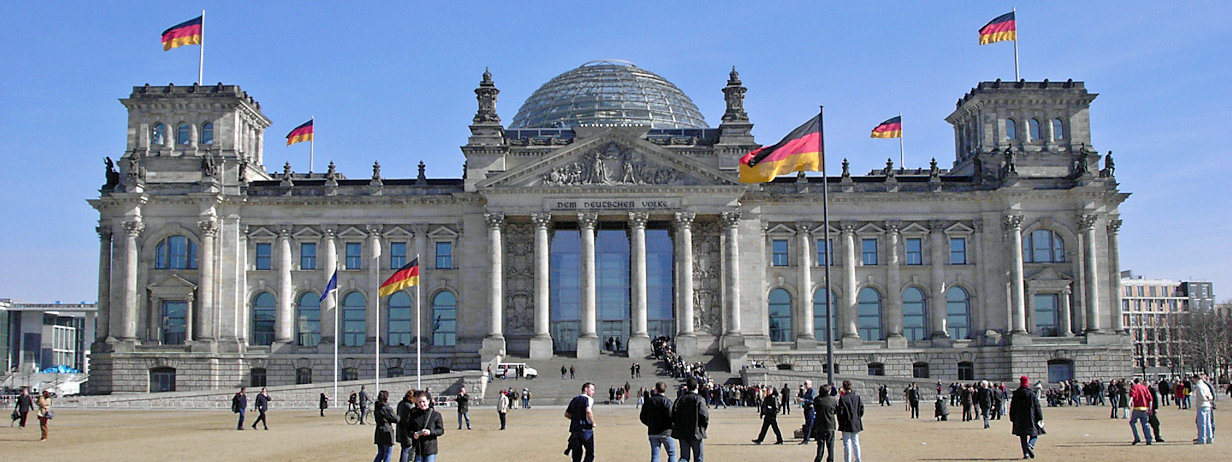 Reichstagsgebäude in Berlin, davor Menschen