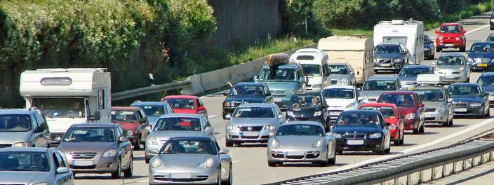 Autos auf Autobahn - immer mehr Autos werden geteilt und nicht besessen.