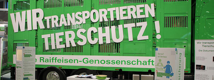 Bild eines LKW mit der Aufschrift "Wir transportieren Tierschutz".