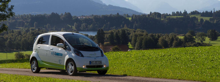 Elektroauto in typischer Allgäuer Landschaft