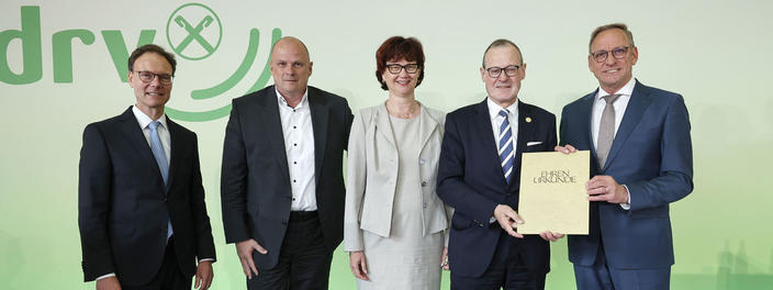 Der Deutsche Raiffeisenverband (DRV) hat seinen ehemaligen Vize-Präsidenten Dr. Roman Glaser mit der Raiffeisen-Medaille als „hervorragenden Vertreter des deutschen Genossenschaftswesens“ geehrt.