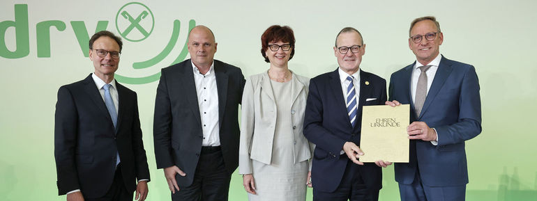 Der Deutsche Raiffeisenverband (DRV) hat seinen ehemaligen Vize-Präsidenten Dr. Roman Glaser mit der Raiffeisen-Medaille als „hervorragenden Vertreter des deutschen Genossenschaftswesens“ geehrt.