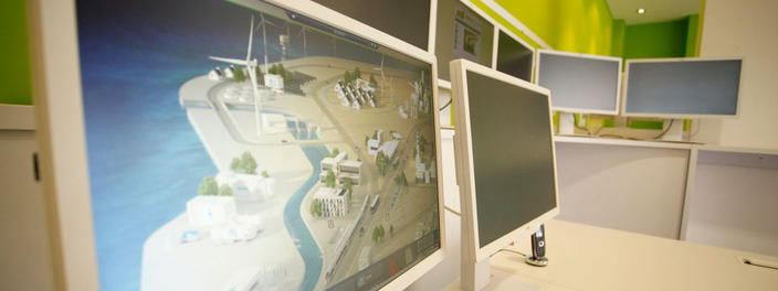 Computerbildschirme mit Energieanlagen am Meer, u.a. Windkraftanlage, Leitstelle der Mittelbadischen Energiegenossenschaftin Baden-Baden