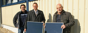 Vorstand Rolf Heller (Mitte) und Aufsichtsrat Udo Schmülling (rechts) sind für das Projekt verantwortlich. Gerhard Prinz installiert die Anlage auf dem Dach des Verpackungsmaschinenherstellers Harro Höfliger in Allmersbach im Tal.