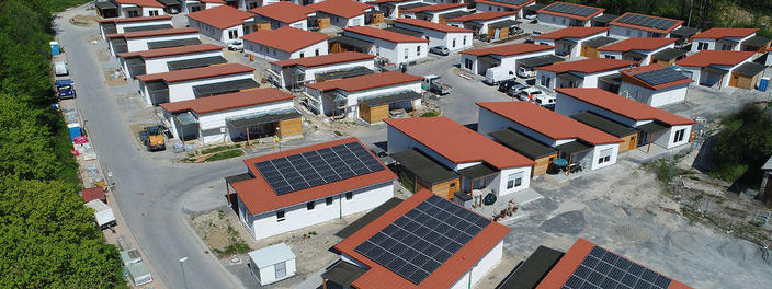Neubaugebiet mit vielen neu gebauten Wohnhäusern teils mit Solardächern