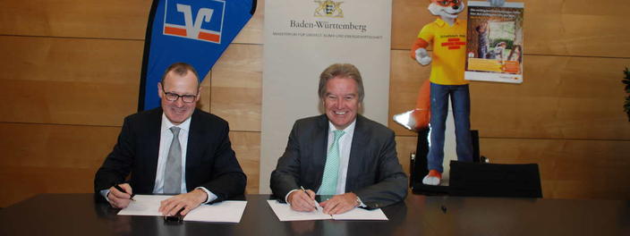 BWGV-Präsident Glaser und Minister Untersteller bei der Unterzeichnung.