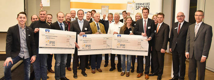 Gruppenbild aller Preisträger Sterne des Sports mit Kunstturner Andreas Toba (ganz Links), Vizepräsident LSB BW Martin Lenz (ganz rechts) und Dr. Peter Müller (2.v.r.)