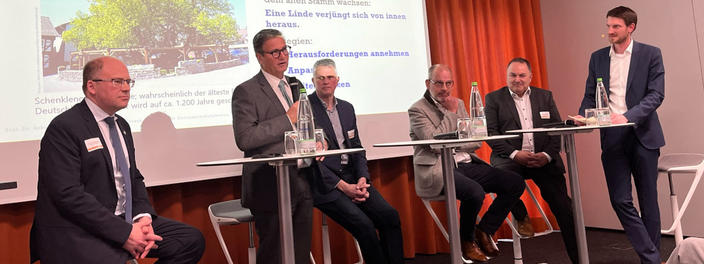 Minister Peter Hauk auf einem Podium mit Vertretern landwirtschaftlicher Genossenschaften aus Baden-Württemberg